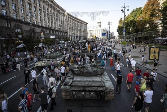 Son dakika haberleri... Ukrayna tarafından ele geçirilen Rus askeri zırhlıları Kiev'de sergileniyor