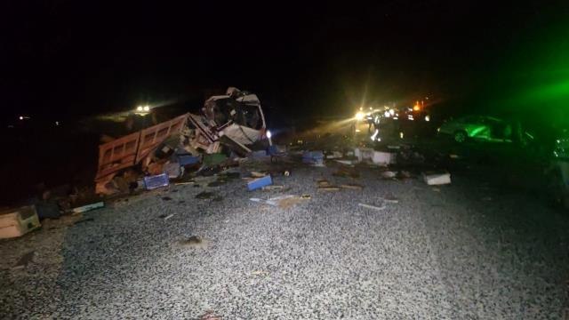 Son dakika haberi! Arı yüklü kamyonla otomobil çarpıştı: 4 ölü, 3 yaralı