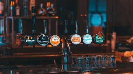 En video: seis delincuentes en moto asaltaron un bar