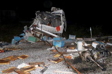 Son dakika haberi! Arı yüklü kamyonla otomobil çarpıştı: 4 ölü, 3 yaralı