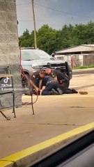 ABD'de yine polis şiddeti! Etraftakiler dayanamayıp müdahale etti