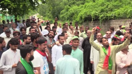 İmran Han'ın destekçileri, gözaltı ihtimaline karşı evinin önünde toplandı