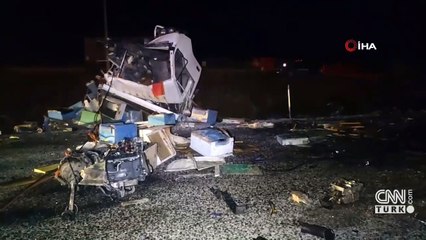Arı yüklü kamyonla otomobil çarpıştı: 4 ölü, 3 yaralı