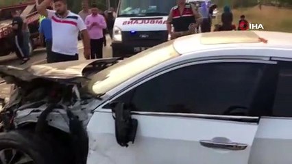 Tarım işçilerini taşıyan minibüsle otomobil çarpıştı: 20 yaralı