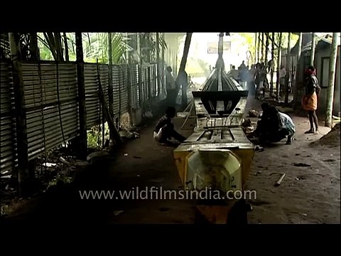 Under the snake's belly_ Chundan Vallam of Kerala