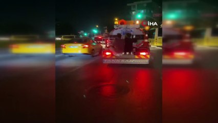 Su tanker aracının arkasına çıkan 2 gencin tehlikeli yolculuğu kamerada