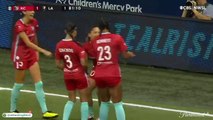 Kadın futbolcunun gol sevinci maça damgasını vurdu