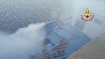 Barca in fiamme in Sardegna, i soccorsi