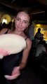 Esposa de Peskov gera polémica ao dançar e atirar pratos em festa grega