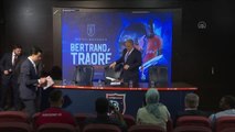 Medipol Başakşehir'de yeni transfer Bertrand Traore için imza töreni düzenlendi