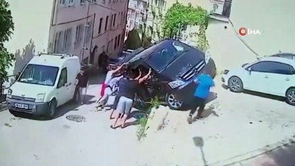 Devrilmek üzere olan minibüsü böyle tuttular!