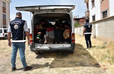 POLİSTEN KAÇTIĞI 10 KİŞİLİK MİNİBÜSÜNDEN 20 KAÇAK GÖÇMEN ÇIKTI