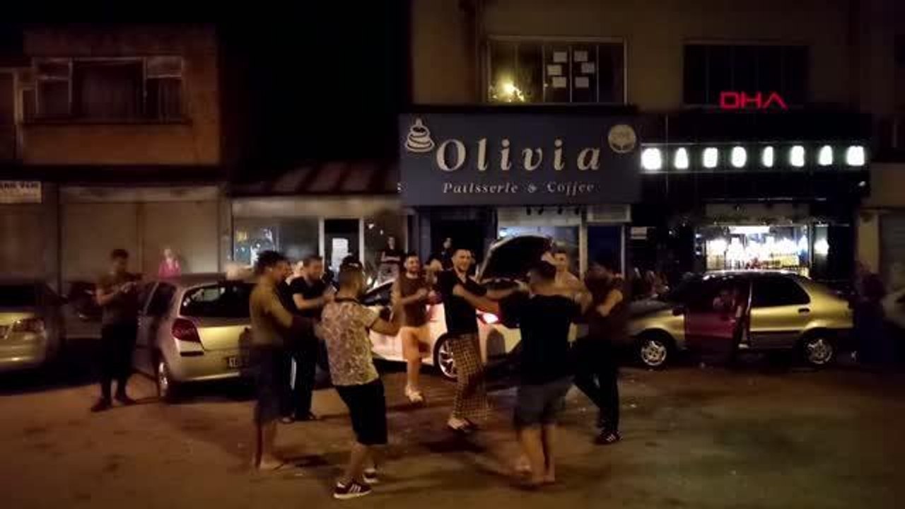 ETEK GİYDİRİP OYNATTIKLARI DAMADIN BAŞINDA YUMURTA KIRDILAR