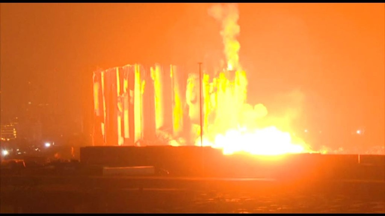 Beirut, le immagini del nuovo collasso del silos nel porto