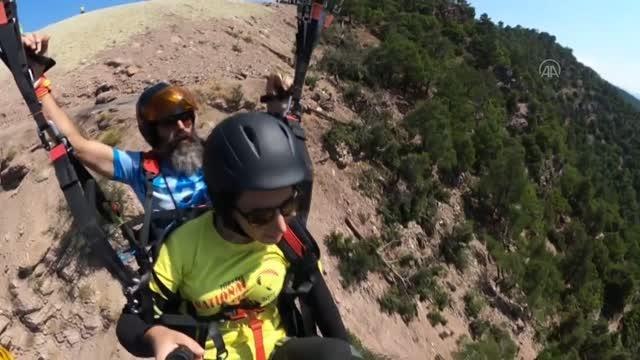 Yamaç paraşütü yapan iki sporcu havada yaprak sarması yedi