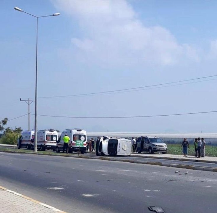 Antalya haberi: Serik'te banka para nakil aracıyla otomobil çarpıştı: 2 yaralı