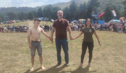 Artvin haberi: Çinli kadın turist Artvin'deki yayla şenliklerinde güreşti