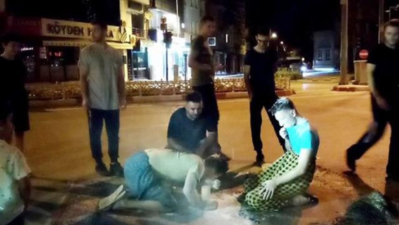 Etek giydirip oynattıkları damadın başında yumurta kırdılar
