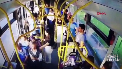 Belediye otobüsü, arızalanan kamyonete çarptı: 2'si ağır, 21 yaralı