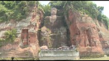Cina, la siccità arriva ai piedi della statua gigante del Budda