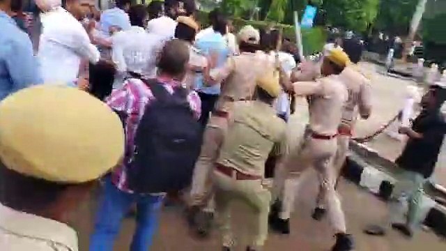 RUSU ELection 2022- पुलिस ने किया लाठीचार्ज] निर्दलीय प्रत्याशी निर्मल और परिषद के नरेंद्र यादव सहित कई समर्थक घायल