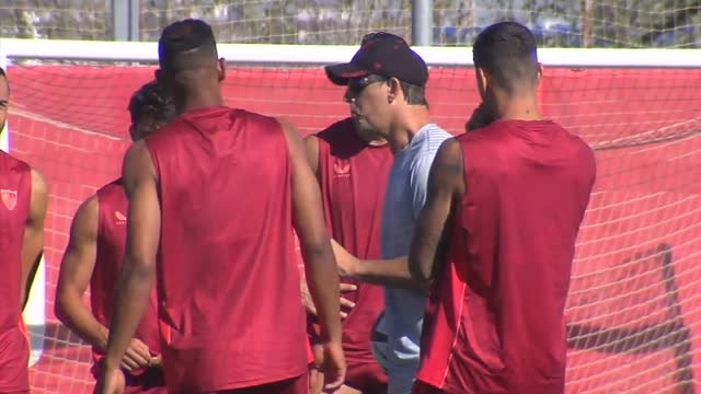 Lucas Ocampos abandona el entrenamiento en chanclas