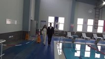 Yüzme antrenörü çiftin nikahı havuz tesislerinde kıyıldı