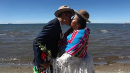 Tra riti e amuleti, 51 coppie convolano a nozze sul Lago Titicaca