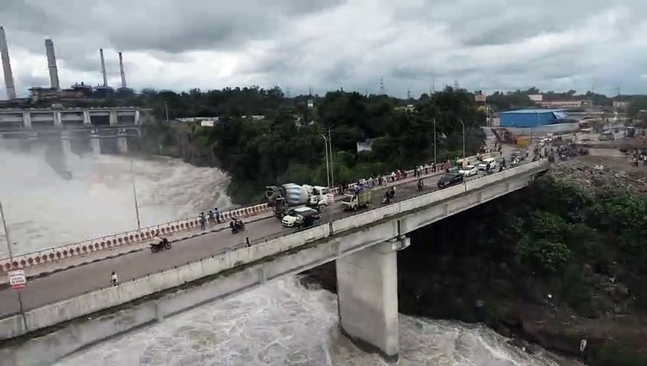 Watch Drone Video : कोटा बैराज से आजाद हुई चम्बल का ऐसा उफनता रूप पहले नहीं देखा होगा