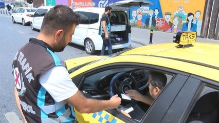 TAKSİ DENETİMİNDE PAZARLIK YAPAN ŞOFÖR SUÇÜSTÜ YAKALANDI