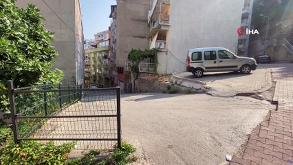 Bursa'da iki kadın düşmek üzere olan minibüsü tutarak kazayı önledi