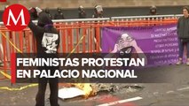 Colectivos feministas queman pancartas frente a Palacio Nacional