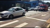 Mulher fica ferida em colisão entre carros na Av. Tancredo Neves