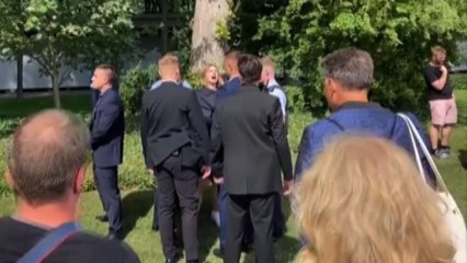 Scholz bersaglio delle Femen, le attiviste coperte e portate via