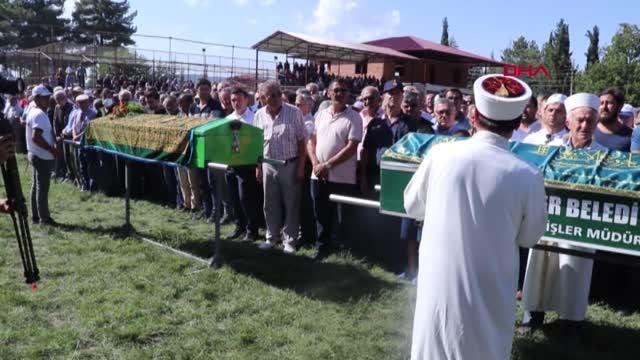 Muğla gündem haberleri: MUĞLA'DA 'HATALI SOLLAMA' KAZASINDAKİ 4 KİŞİNİN CENAZESİ BURDUR'DA TOPRAĞA VERİLDİ