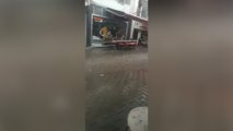 Bursa'da sağanak yağışta kimi duş aldı, kimisi de su dolu yolda yürümeye devam etti