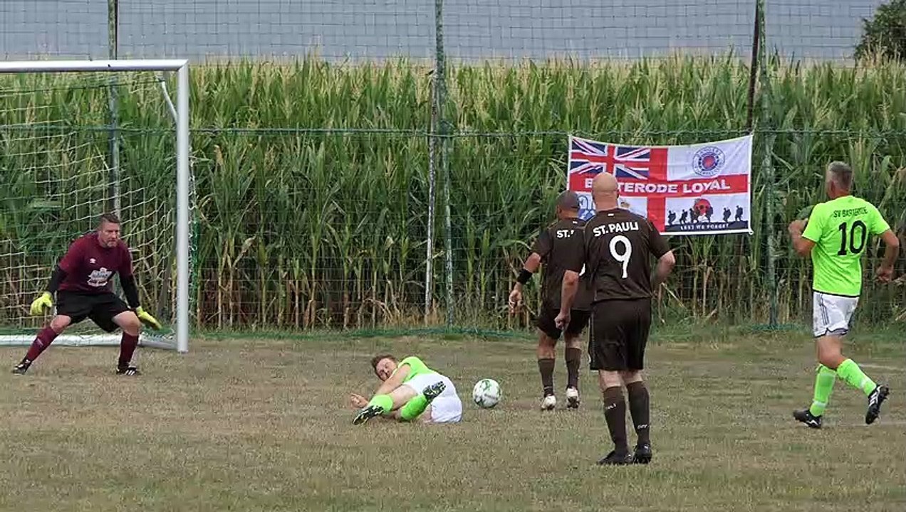 Das 1:1 für die Traditionself von St. Pauli in Barterode