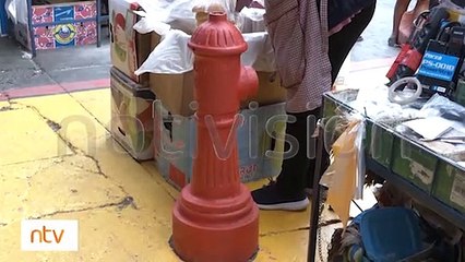 Hidrante colocado para combatir incendios, fue usado como mesa de una comerciante
