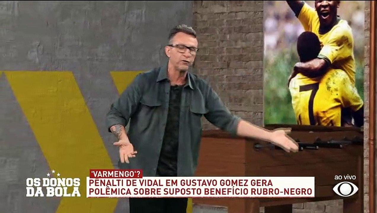 Craque Neto diz que foi pênalti de Vidal em Gustavo Gomez: “vergonhoso!”