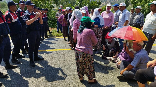 Aydın'da JES'e karşı çıkan köylüler yolu trafiğe kapattı: Bu devlet, bu millete neden sahip çıkmıyor?