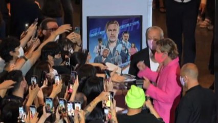 Video herunterladen: Brad Pitt più in forma che mai, delirio fan in Corea e Giappone