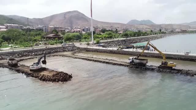 Van gündem haberleri | Van Gölü'nde dip çamuru temizliği devam ediyor