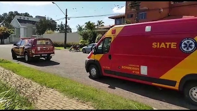 Homem passa mal no volante, bate carro contra parede e precisa ser socorrido pelo Siate