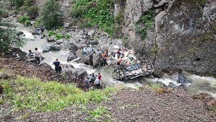 Kastamonu gündem haberi | HAFİF TİCARİ ARAÇ DEREYE UÇTU 6 YARALI