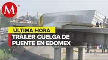 Tráiler quedó a punto de caer de puente en circuito exterior mexiquense