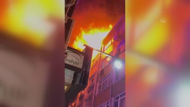 Fatih'te binanın çatısında çıkan yangın söndürüldü