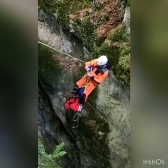 VIDÉO - Leur chien fait une chute de 50 m dans un canyon en Savoie, les pompiers ramènent l'animal sain et sauf