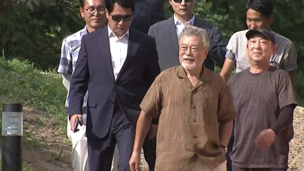 [뉴스라이더] 文, 평화로운 산책길/ "임신 축하해. 근데 일은?"/삼겹살, 너마저? / YTN