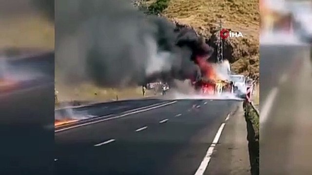 Ağrı'da kafa kafaya çarpışan çekici ve kamyon alev aldı: 1 yaralı