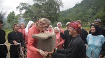 Atraksi Dengan Kekuatan Gigi Khas di Garut Saat Menyambut Panen